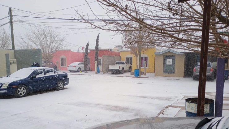 Autos, calles y casas cubiertas de nieve en Chihuahua