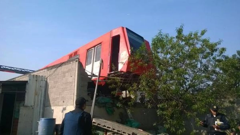 El tren rompió una barrera de contención