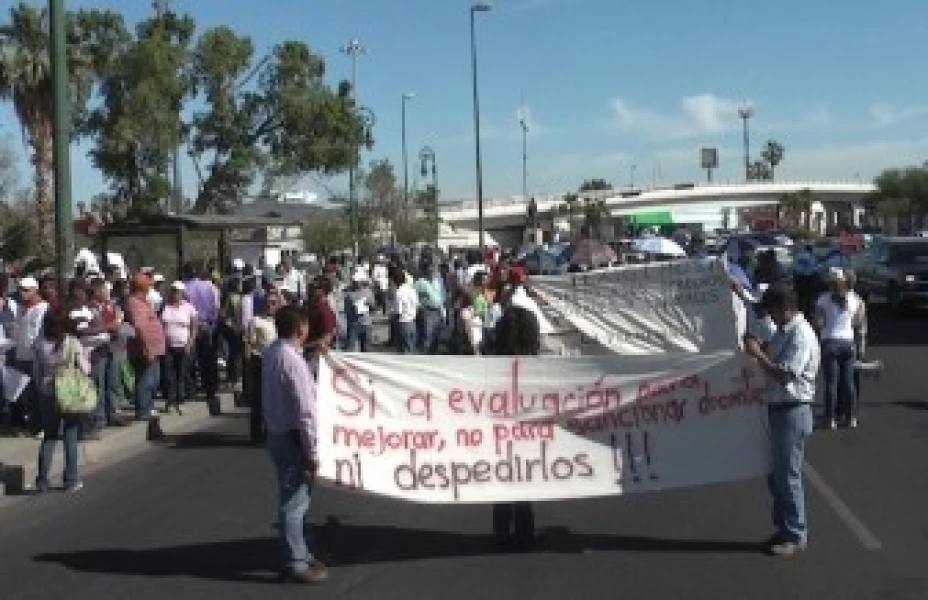 Descontarán días de sueldo a maestros manifestantes