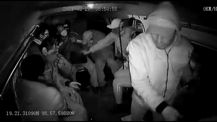 VIDEO: Ladrón empuja a mujer que intenta huir de asalto en combi en Edomex