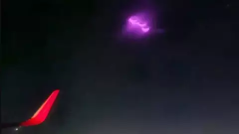 FOTO Azafata capta un impactante ovni rosa y se viraliza