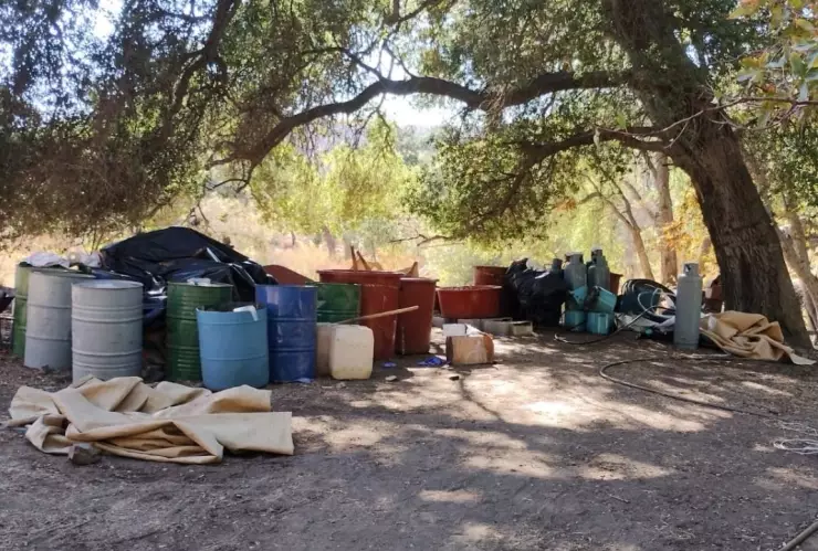 Descubren narcolaboratorio en Ensenada con más de 7 mil litros de químicos y reactores