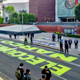 Pintan asfalto frente a la Cámara de Diputados ante la Reforma Electoral.
