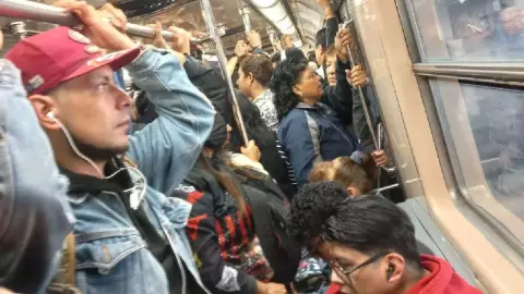 Colapsadas estaciones del Metro CDMX y Metrobús este 14 de julio