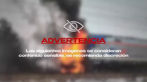 VIDEO: Vehículo es ARROLLADO por dos trenes tras quedar atrapado en un paso a nivel