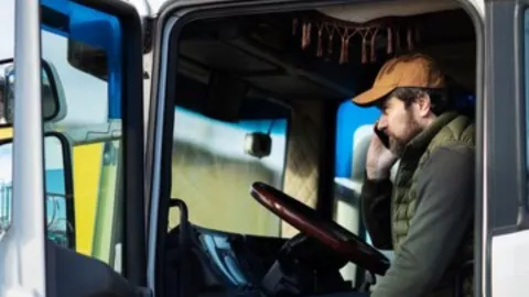 chofer de quedó dormido y chocó en el libramiento surponiente de querétaro.jpg