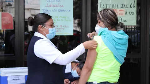 vacuna COVID-19 sangrado menstruaci&oacute;n