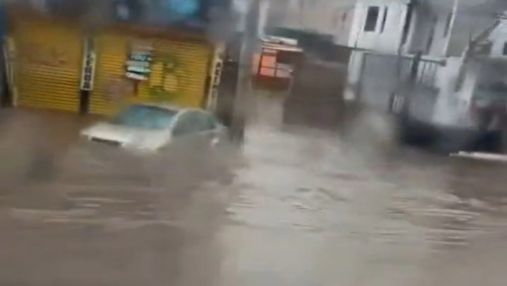 Caos-vial-por-fuertes-lluvias_-Calles-y-avenidas-quedan-bajo-el-agua-en-Ecatepec-y-Coacalco-_VIDEOS.webp
