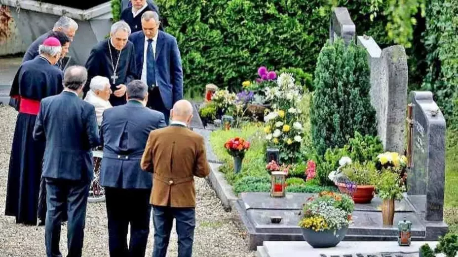 Papa Benedicto XVI en un panteón