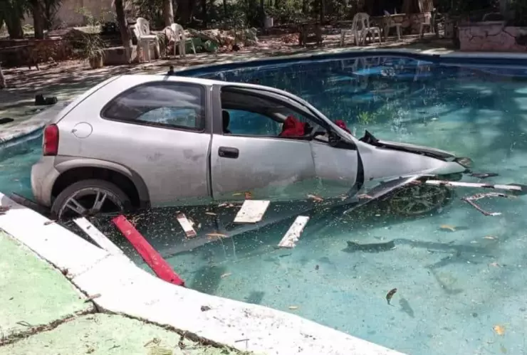 Auto pierde el control y cae dentro de una piscina, en Mérida