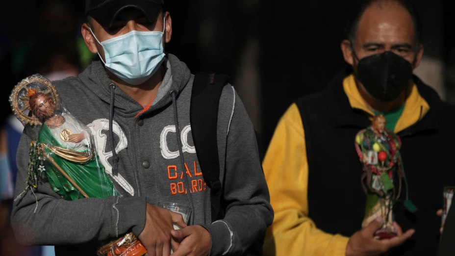 Devotos con estatuas de San Judas Tadeo