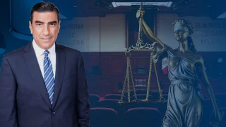 Les quedó grande la toga.