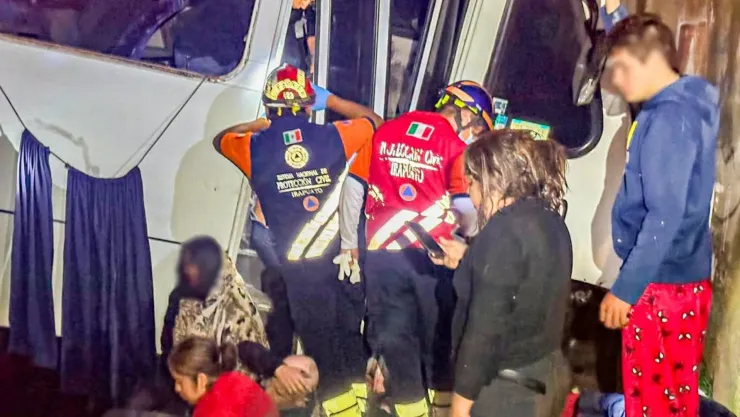 ¡Trag3dia en plena carretera! Transporte de personal sufre brut4l ACCIDENTE en Guanajuato; reportan una persona sin vid4 y varias lesionadas.jpg