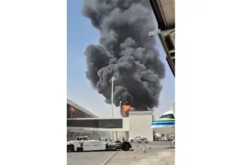 Columna de humo negro y llamas en el Aeropuerto Internacional Rey Jalid, en Arabia Saudita.