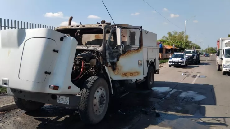 se incendia pipa frente a Hospital de la Mujer