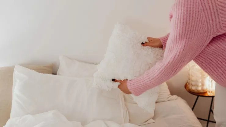 Esto significa dormir abrazado de la almohada, de acuerdo con la psicología