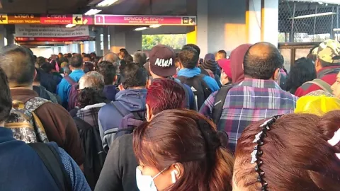 aglomeración de usuarios para poder ingresar al Metro CDMX