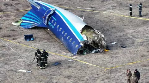 Avión de Azerbaijan Airlines se desploma en Kazajistán; hay más de 30 muertos.