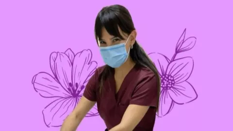 Doctora Ali Jasel con un fondo morado