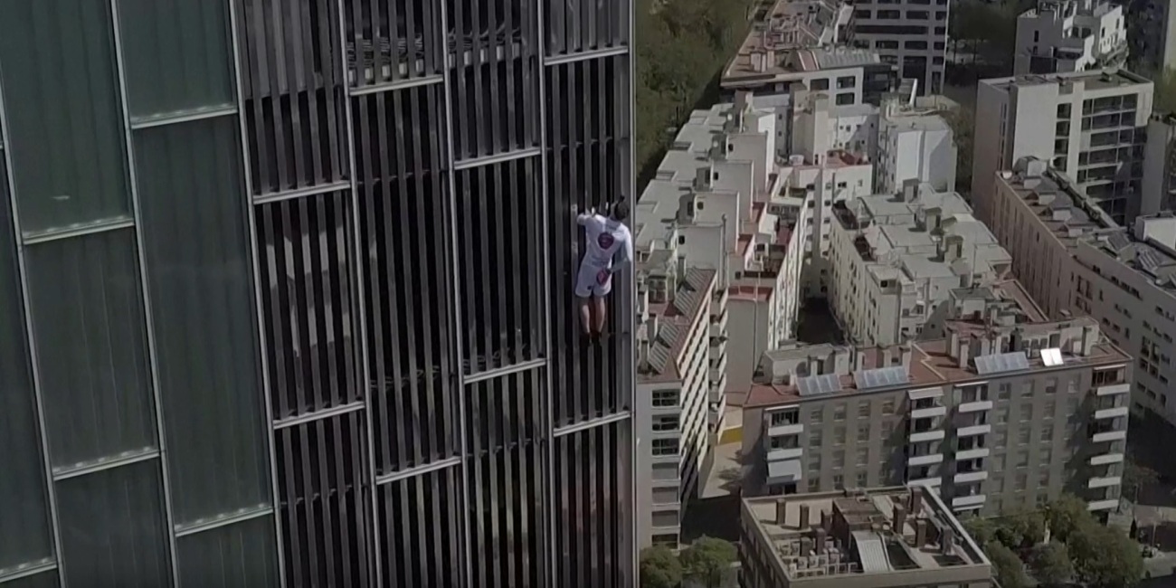 Joven británico escala rascacielos en Barcelona