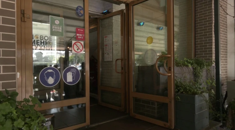 En Moscú restaurantes y bares solo atenderán a vacunados contra COVID.