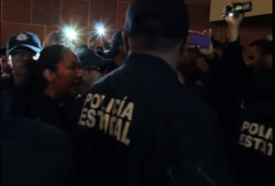 Alrededor de 20 policías interrumpieron la sesión del Congreso de Oaxaca para exigir mejores condiciones laborales