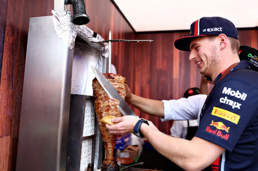Max Verstappen preparando el trompo de pastor