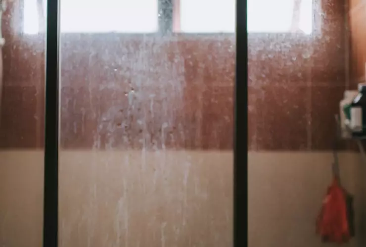 El truco fácil para acabar con las manchas de agua en tus llaves y baño