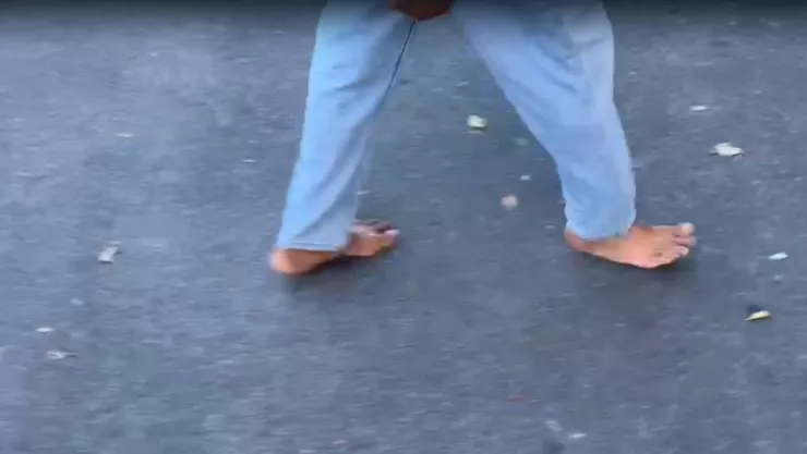 Hombre camina descalzo hasta la Basílica