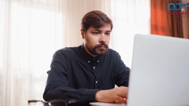  Un hombre busca trabajo a través de Internet 