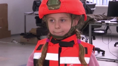 Tras invasión, chalecos antibalas y cascos; nueva vestimenta para niños en Ucrania.