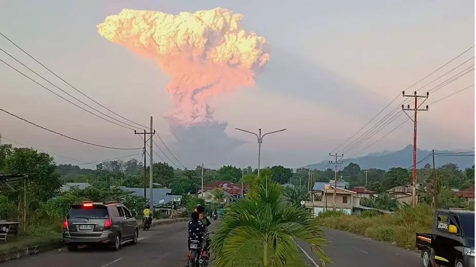 Erupción del Monte Lewotobi Laki-Laki, en Indonesia.