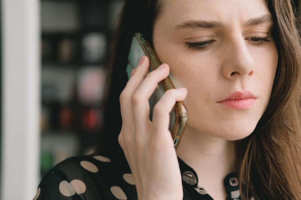 mujer millenial al telefono