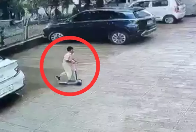 Conductor arrolla a menor que jugaba con patineta y lo lleva al hospital sin vida