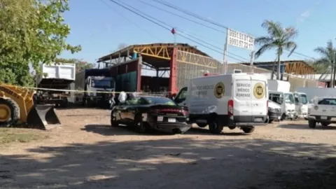 Muere aplastado por caja de tráiler, en Mérida