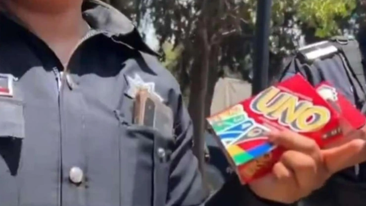 Policías de Toluca detienen a adolescentes por jugar UNO en vía pública