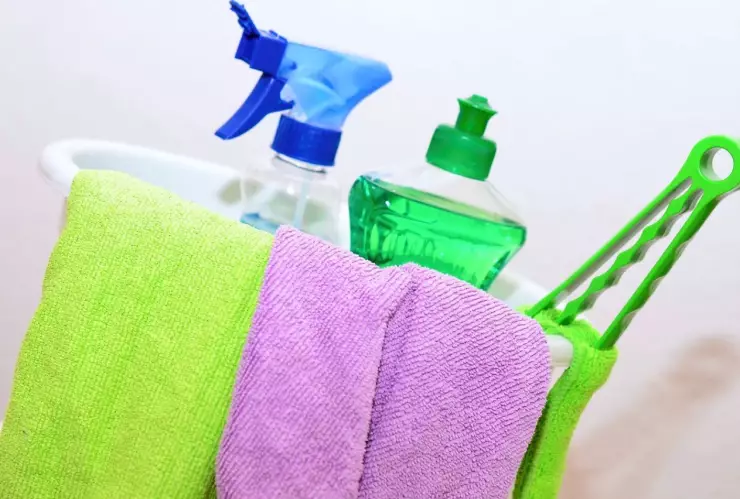 ¿Cuál es el ingrediente que ayuda a limpiar cristales?