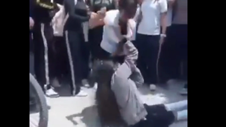 Captan PELEA de dos estudiantes en estudiantes en escuela Tochtepec, Puebla