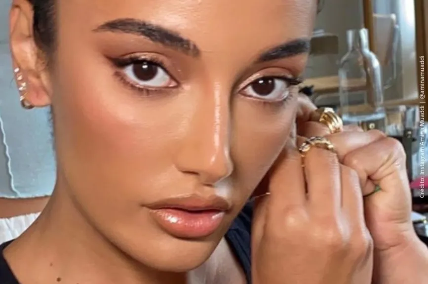 Amina Muaddi colocándose aretes..jpg