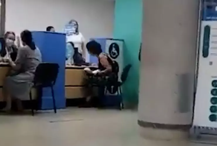 Mujer llora al recibir su recibo de luz