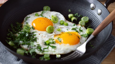 Alerta sanitaria por salmonela 6 marcas de huevo contaminadas ponen en riesgo la salud en Canadá (1).png