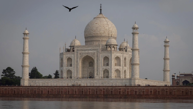 En India las lluvias provocan desbordamiento del río Yamuna; el agua amenaza con inundar el Taj Mahal.