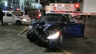 Sujeto se pasa el alto y choca contra una patrulla en Iztapalapa