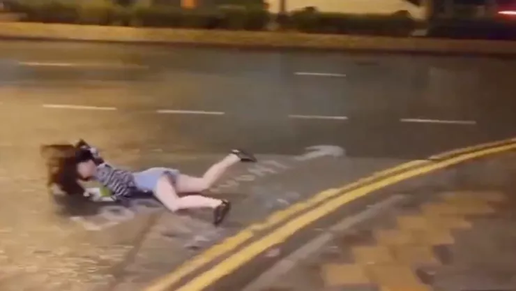 Mujer es arrastrada por fuertes vientos en Hong Kong