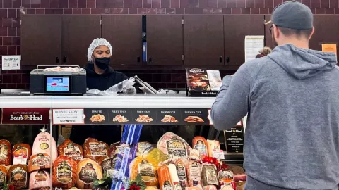 Aumentan precios del pan, cigarros y cerveza en México