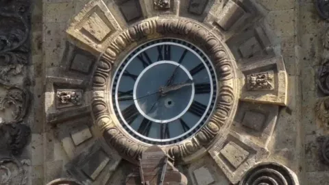 Reloj del Palacio de Gobierno de Guadalajara con un agujero para recordar un hecho histórico.jpg