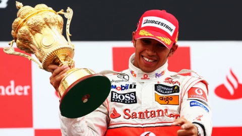 Lewis Hamilton celebra su primer título de pilotos de la Formula 1 en 2008