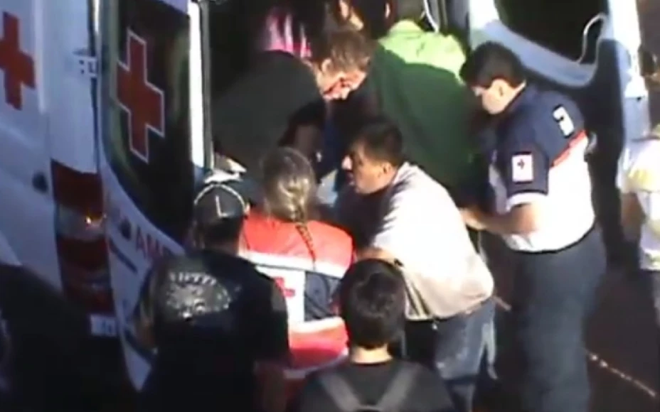 En el video se observa a elementos de la Cruz Roja atender algunos heridos