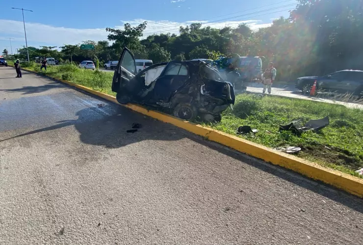 Accidente en Playa del Carmen hoy lunes 13 de enero Auto se incendia tras volcar.jpeg