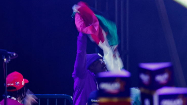 Manifestante con bandera de México interrumpe discurso de JD Vance
